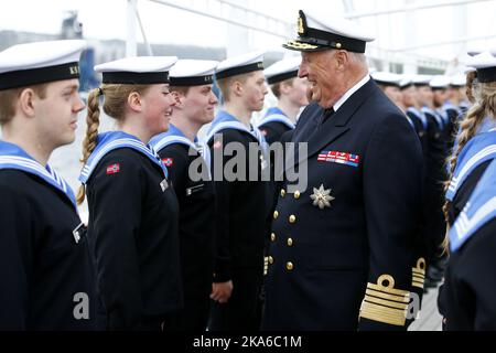 Oslo, Norvège 20150511. HM King Harald inspecte l'équipage et prend le temps de discuter un peu avec certains sous l'embargo du Royal Yacht 'Norge' à Oslo lundi après-midi. L'équipage de HNoMY Norge est composé de 18 officiers et de 36 conscrits. Marque d'embarquement annuelle le navire est prêt à être utilisé par la famille royale pour la saison estivale. Photo: Haakon Mosvold Larsen / NTB scanpix Banque D'Images