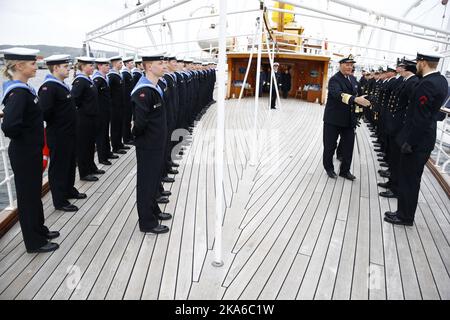 Oslo, Norvège 20150511. HM King Harald inspecte l'équipage et prend le temps de discuter un peu avec certains sous l'embargo du Royal Yacht 'Norge' à Oslo lundi après-midi. L'équipage de HNoMY Norge est composé de 18 officiers et de 36 conscrits. Marque d'embarquement annuelle le navire est prêt à être utilisé par la famille royale pour la saison estivale. Photo: Haakon Mosvold Larsen / NTB scanpix Banque D'Images