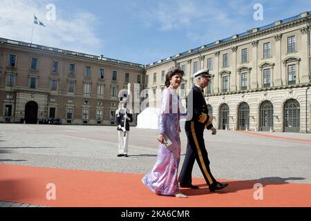 STOCKHOLM, SUÈDE 20150613. Mariage entre le prince Carl Philip et Sofia Hellqvist. La reine Silvia et le roi Carl XVI Gustaf de Suède arrivent à la chapelle royale du Palais royal pour la cérémonie du mariage du prince le samedi. Photo: Jon Olav Nesvold / NTB scanpix Banque D'Images