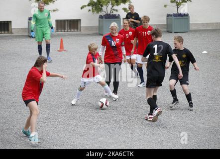 ASKER, Norvège 20150615. La princesse Ingrid Alexandra du prince Sverre Magnu, la princesse Mette-Marit de la Couronne, Ingrid Flugstad Oestberg Martin Oedegaard, Kai Henrik Kristiansen et Christian G. Sjaatil en action lors du match amical du stade Skaugum entre Team Skaugum et Brane Tigers. La famille du Prince héritier avec le Prince héritier Haakon, la princesse Mette-Marit, la princesse Ingrid Alexandra et le prince Sverre Magnus ont assisté au match de football le lundi de Skaugum. Photo: Cornelius Poppe / NTB scanpix Banque D'Images