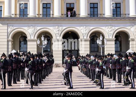 Oslo, Norvège 20150821. Sa Majesté la Garde du roi montre les exercices sur la place du Palais vendredi après-midi. Le couple royal observe la démonstration depuis le balcon du palais. Photo: OLE Gunnar Onsoien / NTB scanpix Banque D'Images