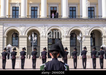 Oslo, Norvège 20150821. Sa Majesté la Garde du Roi montre les foreuses sur la place du Palais vendredi après-midi.le couple royal, le roi Harald et la reine Sonja regardent la démonstration depuis le balcon du palais. Photo: OLE Gunnar Onsoien / NTB scanpix Banque D'Images