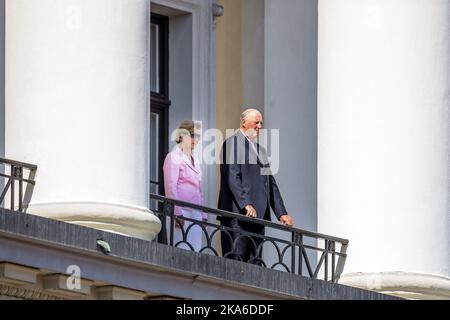 Oslo, Norvège 20150821. Sa Majesté la Garde du Roi garde des foreuses à la place du Palais vendredi après-midi. HM King Harald et HM Queen Sonja regardent la démonstration depuis le balcon du palais. Photo: OLE Gunnar Onsoien / NTB scanpix Banque D'Images