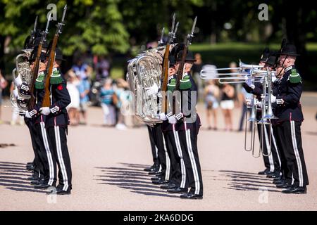 Oslo, Norvège 20150821. Sa Majesté la Garde du roi montre les exercices sur la place du Palais vendredi après-midi. Le couple royal observe la démonstration depuis le balcon du palais. Photo: OLE Gunnar Onsoien / NTB scanpix Banque D'Images