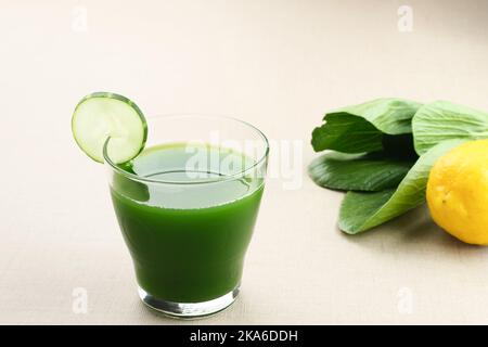 Un verre de jus vert, à base de pakcoy bio, concombre et citron, très bon pour la santé. Jus pressé à froid Banque D'Images