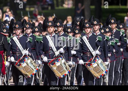 Oslo, Norvège 20150821. Sa Majesté la Garde du roi montre les exercices sur la place du Palais vendredi après-midi. Le couple royal observe la démonstration depuis le balcon du palais. Photo: OLE Gunnar Onsoien / NTB scanpix Banque D'Images