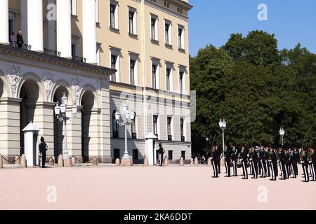 Oslo, Norvège 20150821. Sa Majesté la Garde du Roi garde des foreuses à la place du Palais vendredi après-midi. HM King Harald et HM Queen Sonja regardent la démonstration depuis le balcon du palais. Photo: OLE Gunnar Onsoien / NTB scanpix Banque D'Images