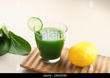 Un verre de jus vert, à base de pakcoy bio, concombre et citron, très bon pour la santé. Jus pressé à froid Banque D'Images