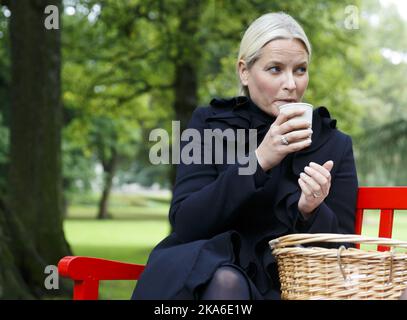 OSLO, Norvège 20150923. La princesse Mette-Marit de la Couronne a reçu mercredi un banc de conversation rouge à titre de cadeau à l'occasion de l'anniversaire de la Croix-Rouge de 150th. Crown Princess a apporté du thé dans une thermos pour l'occasion, et a choisi de quitter le banc pour se tenir dans le parc du Palais pour que d'autres puissent l'utiliser pour leurs conversations. Photo: Heiko Junge / NTB scanpix Banque D'Images