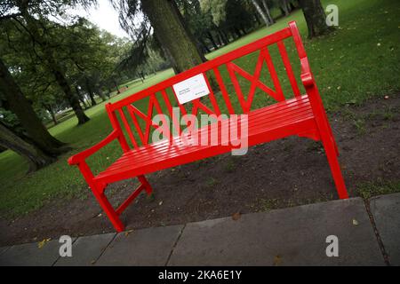 OSLO, Norrway 20150923. La princesse Mette Marit a reçu mercredi un banc de conversation rouge en cadeau à l'occasion de l'anniversaire de la Croix-Rouge de 150th. Elle a décidé que le banc devrait être dans le parc du Palais pour que d'autres puissent l'utiliser. Photo: Heiko Junge / NTB scanpix Banque D'Images