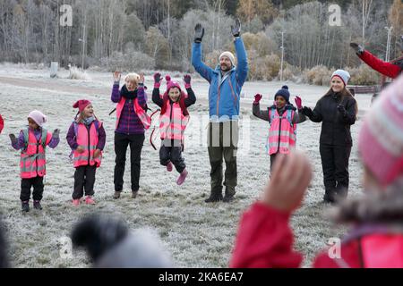 OSLO, Norvège 20151014. Le prince héritier Haakon a visité mercredi le projet 'skiforeningens' 'Friluftsglede' (joie extérieure) à Skullerud à Oslo. Le prince héritier et les écoliers de la classe 3rd de Tveita ont été enseignés à la compréhension écologique, à la coopération et à l'utilisation de tous leurs sens dans la forêt. L'herbe est blanche avec du givre. Photo: Cornelius Poppe / NTB scanpix Banque D'Images