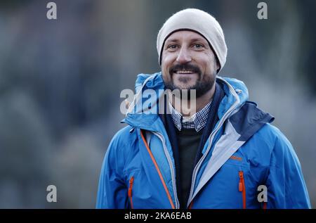 OSLO, Norvège 20151014. Le prince héritier Haakon a visité mercredi le projet 'skiforeningens' 'Friluftsglede' (joie extérieure) à Skullerud à Oslo. Le prince héritier et les écoliers de la classe 3rd de Tveita ont été enseignés à la compréhension écologique, à la coopération et à l'utilisation de tous leurs sens dans la forêt. Portrait avec un bonnet tricoté. Photo: Cornelius Poppe / NTB scanpix Banque D'Images