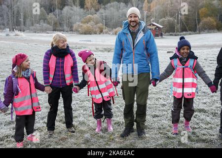 OSLO, Norvège 20151014. Le prince héritier Haakon a visité mercredi le projet 'skiforeningens' 'Friluftsglede' (joie extérieure) à Skullerud à Oslo. Le prince héritier et les écoliers de la classe 3rd de Tveita ont été enseignés à la compréhension écologique, à la coopération et à l'utilisation de tous leurs sens dans la forêt. Photo: Cornelius Poppe / NTB scanpix Banque D'Images