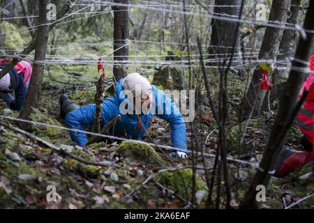 OSLO, Norvège 20151014. Le prince héritier Haakon a visité mercredi le projet 'skiforeningens' 'Friluftsglede' (joie extérieure) à Skullerud à Oslo. Le prince héritier et les écoliers de la classe 3rd de Tveita ont été enseignés à la compréhension écologique, à la coopération et à l'utilisation de tous leurs sens dans la forêt.le prince héritier Haakon rampent sur le plancher de la forêt. Photo: Cornelius Poppe / NTB scanpix Banque D'Images