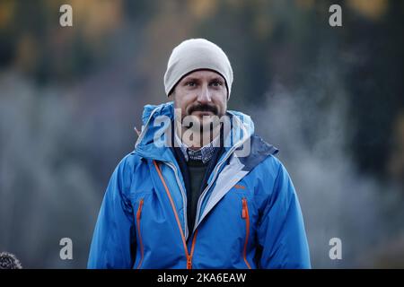 OSLO, Norvège 20151014. Le prince héritier Haakon a visité mercredi le projet 'skiforeningens' 'Friluftsglede' (joie extérieure) à Skullerud à Oslo. Le prince héritier et les écoliers de la classe 3rd de Tveita ont été enseignés à la compréhension écologique, à la coopération et à l'utilisation de tous leurs sens dans la forêt. Photo: Cornelius Poppe / NTB scanpix Banque D'Images