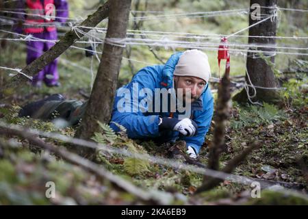 OSLO, Norvège 20151014. Le prince héritier Haakon a visité mercredi le projet 'skiforeningens' 'Friluftsglede' (joie extérieure) à Skullerud à Oslo. Le prince héritier et les écoliers de la classe 3rd de Tveita ont été enseignés à la compréhension écologique, à la coopération et à l'utilisation de tous leurs sens dans la forêt. Le prince héritier Haakon rampe sur le sol des bois photo: Cornelius Poppe / NTB scanpix Banque D'Images