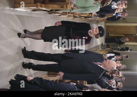 Oslo, Norvège 20160117. Ce week-end, leurs Majestés, le roi Harald et la reine Sonja, marquent le 25th anniversaire de leur accession au trône norvégien. La reine Sonja et le roi Harald arrivent à la chapelle du palais. PISCINE Foto: Lise Aaserud / NTB scanpix Banque D'Images