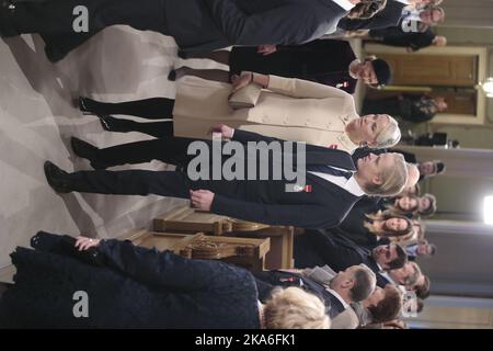 Oslo, Norvège 20160117. Ce week-end, leurs Majestés, le roi Harald et la reine Sonja, marquent le 25th anniversaire de leur accession au trône norvégien. Les clients royaux arrivent à la chapelle du palais. Couronne princesse Mette-Marit avec son fils Marius Borg Hoiby. PISCINE Foto: Lise Aaserud / NTB scanpix Banque D'Images