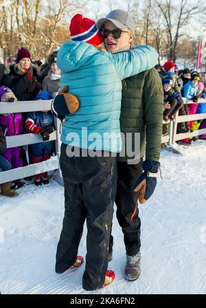 Oslo, Norvège 20160117. Ce week-end, leurs Majestés, le roi Harald et la reine Sonja, marquent le 25th anniversaire de leur accession au trône norvégien. La famille royale participe aux Jeux d'hiver sur la place du Palais. La princesse de la Couronne Mette-Marit embrasse son fils Marius Borg Hoiby. Foto: Vegard Wivelstad Grott / NTB scanpix Banque D'Images