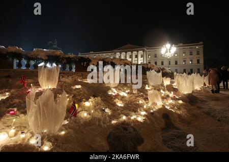 Oslo, Norvège 20160117. Ce week-end, leurs Majestés, le roi Harald et la reine Sonja, marquent le 25th anniversaire de leur accession au trône norvégien. La place du Palais est remplie de bougies. Foto: Lise Aaserud / NTB scanpix Banque D'Images