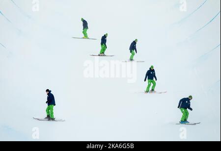 Oslo, Norvège 20160214. Jeux Olympiques de la jeunesse 2016 à Lillehammer. Volontaires en action pendant les finales de snowboard de demi-pipe à Oslo Vinterpark. Foto: Grott de Végard Wivestad / NTB scanpix Banque D'Images