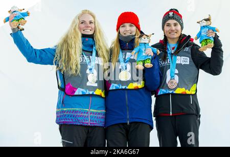 Oslo, Norvège 20160214. Jeux Olympiques de la jeunesse à Lillehammer 2016. Madison Rowlands, de Grande-Bretagne, a gagné le freestyle à demi-pipe à Oslo Vinterpark. Paula Cooper, des États-Unis, est arrivée en deuxième position et Lara Wolf, d'Autriche (à droite), troisième. Foto: Grott de Végard Wivestad / NTB scanpix Banque D'Images