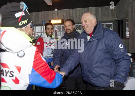 Oslo, Norvège 20160303. Championnat de biathlon à Oslo 2016. L'équipe française, Anaà¯s Bescond, Marie Dorin Habert, Quentin Fillon Maillet et Martin Fourcade rencontrent le roi Harald et le prince héritier Haakon après leur victoire dans la course de relais mixte aux Championnats du monde de biathlon à Holmenkollen jeudi. Photo DE PISCINE: Hakon Mosvold Larsen / NTB scanpix Banque D'Images