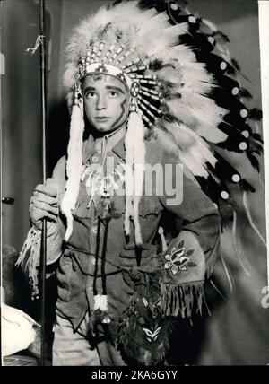 23 décembre 1958 - Présentation de ''l'aigle blanc'' . Alias le prince Carl Gustaf de Suède. Pour marquer la fin du mandat et le début des vacances de Noël, les élèves de l'école fréquentée par le prince Carl Gustav de Suède ont présenté un véritable spectacle occidental sauvage. Le prince lui-même prit le rôle de ''l'aigle blanc''. Photos du prince Carl Gustav en tant que ''l'aigle blanc'' - pendant le spectacle. (Credit image: Â© Keystone Pictures USA/ZUMAPRESS.com) le roi de Suède Carl XVI Gustaf fêtera son 70e anniversaire le 30 avril 2016. Banque D'Images