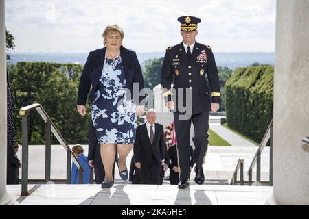 Washington DC, États-Unis 20160514. Le Premier ministre Erna Solberg et le général Bradley Becker après avoir déposé une couronne sur la tombe du soldat inconnu dans le cimetière national d'Arlington à Washington. Son mari Sindre Finnes derrière. Photo: Heiko Junge / NTB scanpix Banque D'Images