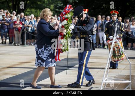 Washington DC, États-Unis 20160514. Le Premier ministre Erna Solberg dépose une couronne à la tombe du soldat inconnu dans le cimetière national d'Arlington à Washington photo: Heiko Junge / NTB scanpix Banque D'Images