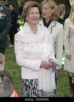 Oslo, Norvège 20160519. La reine Sonja à l'ouverture du parc de sculptures Princess Ingrid Alexandra dans le parc du Palais. Photo DE PISCINE: Lise Aaserud / NTB scanpix Banque D'Images