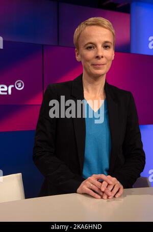 Berlin, Allemagne. 13th septembre 2022. La journaliste Hannah Bethke affronte le photographe après le programme 'Maischberger'. Credit: Paul Zinken/dpa/Alay Live News Banque D'Images