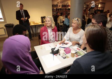 Bergen, Norvège 20160601. La princesse de la Couronne mette-Marit arrive mercredi après-midi à la bibliothèque publique de Bergen. Photo: Lise Aaserud / NTB scanpix Banque D'Images