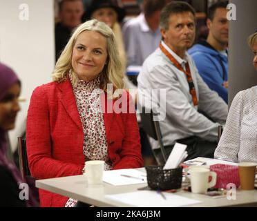 BERGEN, Norvège 20160601. Crown Princess mette-Marit lors de sa visite à 'Spraakkafeen' (café de langue) à la bibliothèque publique de Bergen, mercredi après-midi. Photo: Lise Aaserud / NTB scanpix Banque D'Images