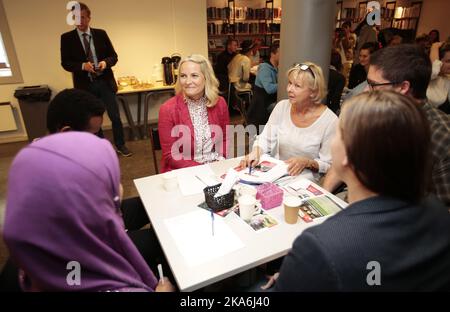 BERGEN, Norvège 20160601. Crown Princess mette-Marit lors de sa visite à 'Spraakkafeen' (café de langue) à la bibliothèque publique de Bergen, mercredi après-midi. Photo: Lise Aaserud / NTB scanpix Banque D'Images