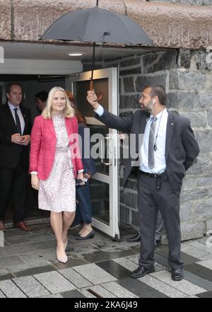 BERGEN, Norvège 20160601. Crown Princess mette-Marit lors de sa visite à 'Spraakkafeen' (café de langue) à la bibliothèque publique de Bergen, mercredi après-midi. Photo: Lise Aaserud / NTB scanpix Banque D'Images