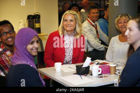 BERGEN, Norvège 20160601. Crown Princess mette-Marit lors de sa visite à 'Spraakkafeen' (café de langue) à la bibliothèque publique de Bergen, mercredi après-midi. Photo: Lise Aaserud / NTB scanpix Banque D'Images