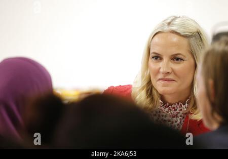 BERGEN, Norvège 20160601. Crown Princess mette-Marit lors de sa visite à 'Spraakkafeen' (café de langue) à la bibliothèque publique de Bergen, mercredi après-midi. Photo: Lise Aaserud / NTB scanpix Banque D'Images