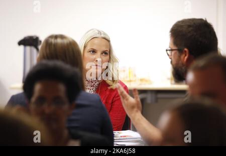 BERGEN, Norvège 20160601. Crown Princess mette-Marit lors de sa visite à 'Spraakkafeen' (café de langue) à la bibliothèque publique de Bergen, mercredi après-midi. Photo: Lise Aaserud / NTB scanpix Banque D'Images