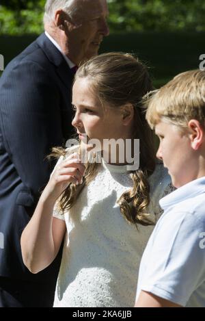 OSLO, Norvège 20160613. De droite : le Prince Sverre Magnus et la princesse Ingrid Alexandra dans le parc du Palais sur le chemin de planter leurs propres arbres. Le roi Harald en arrière-plan. Photo: Berit Roald / NTB scanpix Banque D'Images