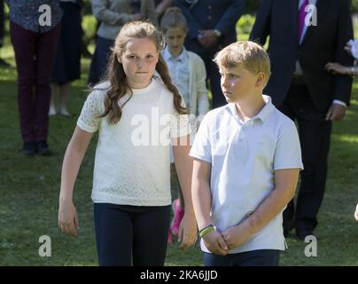 OSLO, Norvège 20160613. De droite : le Prince Sverre Magnus et la princesse Ingrid Alexandra dans le parc du Palais sur le chemin de planter leurs propres arbres. Photo: Berit Roald / NTB scanpix Banque D'Images