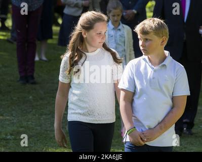 OSLO, Norvège 20160613. De droite : le Prince Sverre Magnus et la princesse Ingrid Alexandra dans le parc du Palais sur le chemin de planter leurs propres arbres. Leah Isadora en arrière-plan. Photo: Berit Roald / NTB scanpix Banque D'Images