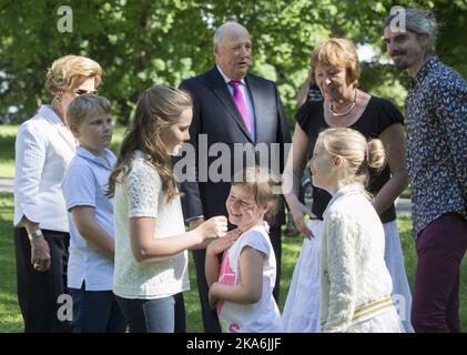 OSLO, Norvège 20160613. De gauche à droite : le Prince Sverre Magnus, la princesse Ingrid Alexandra, le roi Harald, la mairesse Marianne Borgen, Emma Tallulah Behn et Leah Isadora Behn et l'artiste Tom Hare à l'ouverture de l'installation 'Insect Hotel' à Palace Park, lundi. L'installation a été donnée par la ville d'Oslo. Photo: Berit Roald / NTB scanpix Banque D'Images