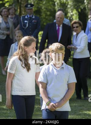 OSLO, Norvège 20160613. De droite : le Prince Sverre Magnus et la princesse Ingrid Alexandra dans le parc du Palais sur le chemin de planter leurs propres arbres. Le roi Harald et la reine Sonja en arrière-plan. Photo: Berit Roald / NTB scanpix Banque D'Images