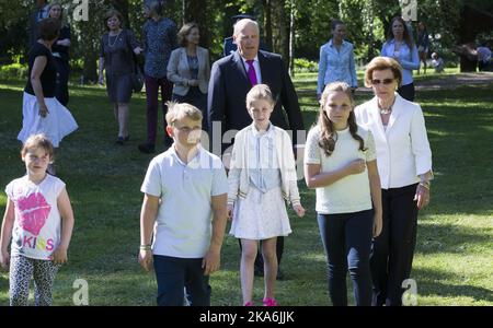 OSLO, Norvège 20160613. De gauche à droite : Emma Tallulah Behn, Prince Sverre Magnus, Leah Isadora Behn, la princesse Ingrid Alexandra et la reine Sonja et le roi Harald (retour) dans le parc du Palais sur le chemin de planter des arbres. Photo: Berit Roald / NTB scanpix Banque D'Images