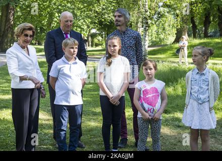 OSLO, Norvège 20160613. Le roi Harald (à l'arrière gauche) et la reine Sonja (à gauche) ouvrent l'installation 'Insect Hotel' dans le parc du château avec leurs petits-enfants (à partir de la gauche) le prince Sverre Magnus, la princesse Ingrid Alexandra, Emma Tallulah Behn et Leah Isadora Behn derrière. Artiste Tom Hare (arrière droit). Photo: Berit Roald / NTB scanpix Banque D'Images