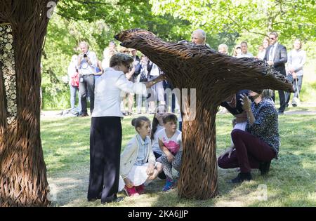 OSLO, Norvège 20160613. Le roi Harald et la reine Sonja (à gauche) ouvrent l'installation 'Insect Hotel' dans le parc du Palais avec leurs petits-enfants (à partir de la gauche) Leah Isadora Behn, la princesse Ingrid Alexandra et Emma Tallulah Behn. L'artiste Tom Hare (à droite) explique le fonctionnement de certaines parties des installations. Photo: Berit Roald / NTB scanpix Banque D'Images