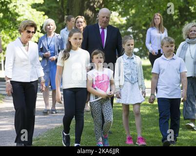 OSLO, Norvège 20160613. De gauche à droite : la reine Sonja, la princesse Ingrid Alexandra, le roi Harald, Emma Tallulah Behn, Leah Isadora Behn et le prince Sverre Magnus à l'ouverture de l'installation 'Insect Hotel' par l'artiste Tom Hare dans le parc du Palais, lundi. L'installation a été donnée par la ville d'Oslo. Photo: Berit Roald / NTB scanpix Banque D'Images