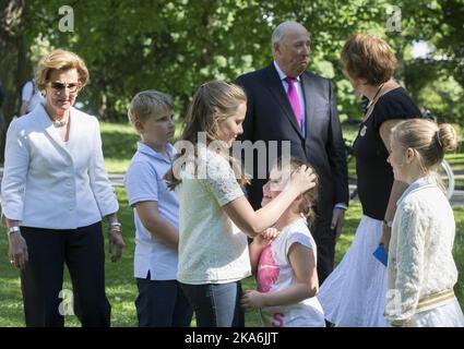 OSLO, Norvège 20160613. De gauche à droite : la reine Sonja, le prince Sverre Magnus, la princesse Ingrid Alexandra, le roi Harald, la mairesse Marianne Borgen, Emma Tallulah Behn et Leah Isadora Behn à l'ouverture de l'installation 'Insect Hotel' par l'artiste Tom Hare dans le parc du Palais. Photo: Berit Roald / NTB scanpix Banque D'Images