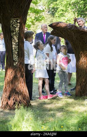 OSLO, Norvège 20160613. Le roi Harald (arrière) et la reine Sonja (à gauche) ouvrent l'installation 'Insect Hotel' dans le parc du Palais avec leurs petits-enfants (à partir de la gauche) Leah Isadora Behn, la princesse Ingrid Alexandra et Emma Tallulah Behn. L'artiste Tom Hare (à droite) explique le fonctionnement de certaines parties des installations. Photo: Berit Roald / NTB scanpix Banque D'Images